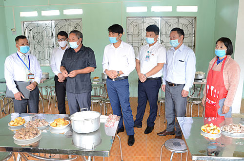 Đồng chí Giàng A Tính - Ủy viên Ban Thường vụ Tỉnh ủy, Phó Chủ tịch UBND thăm khu bếp ăn  Trưòng PTDTBT THCS Phăng Sô Lin.  